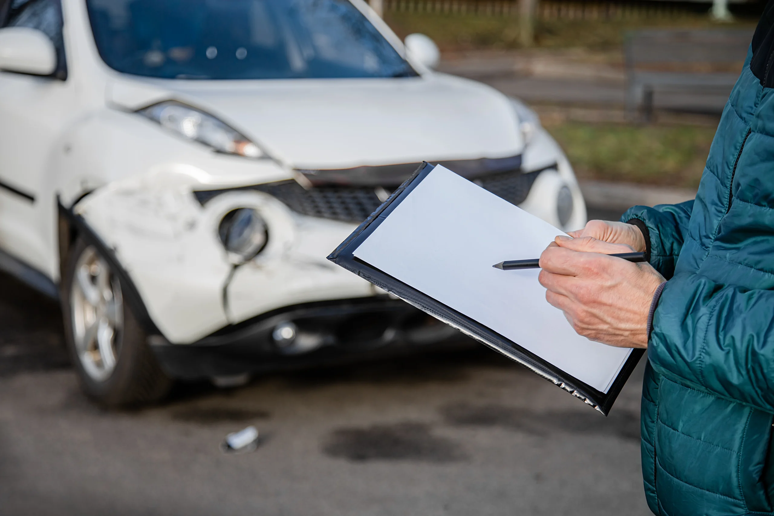 Insurance agent will examine and examine the damage to the car after an accident. 